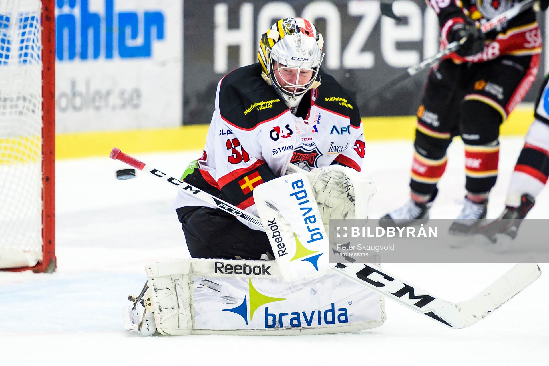 Malmö Redhawks målvakt Jonas Gunnarsson räddar ett skott