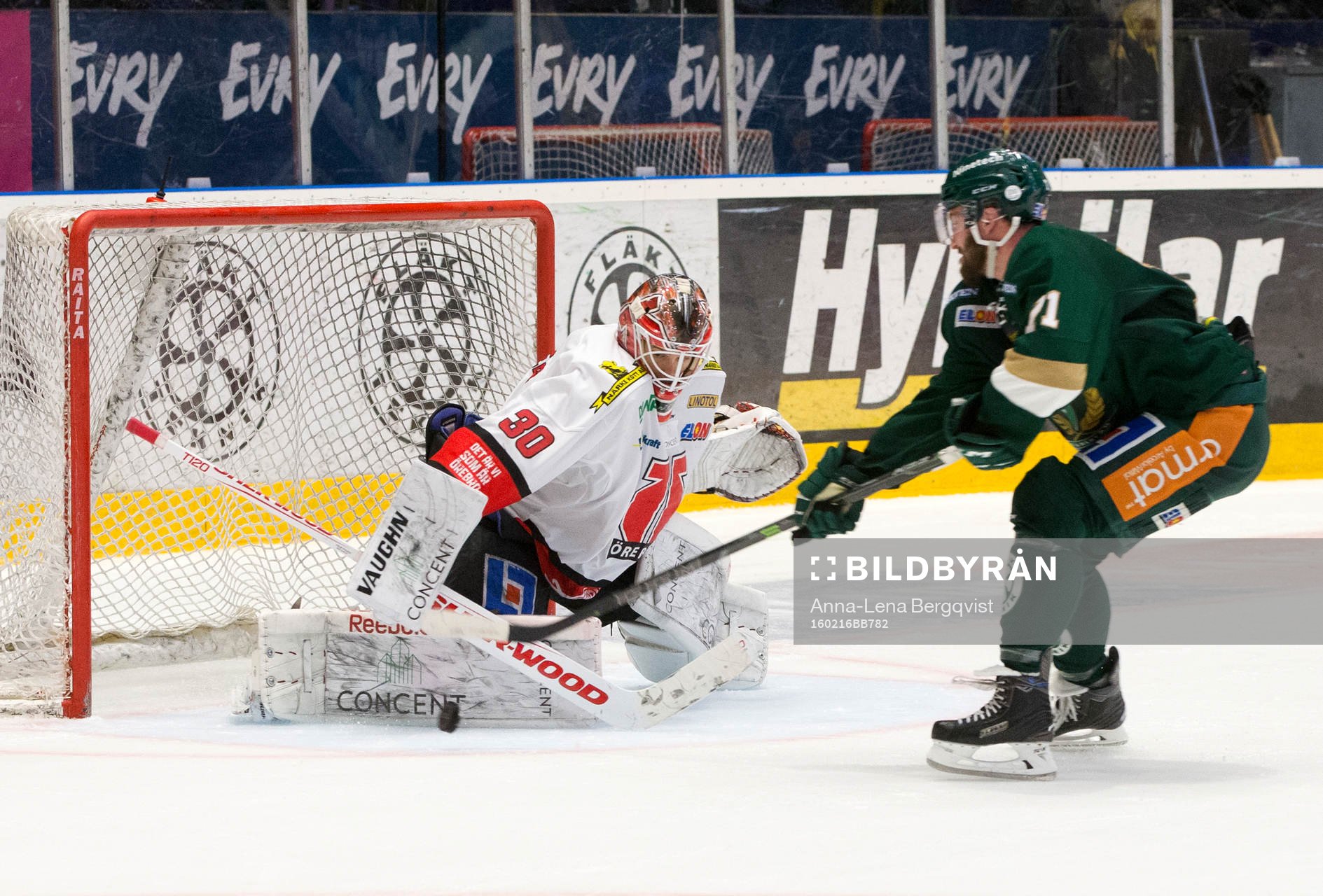 Örebros målvakt Henrik Lundberg räddar Färjestads