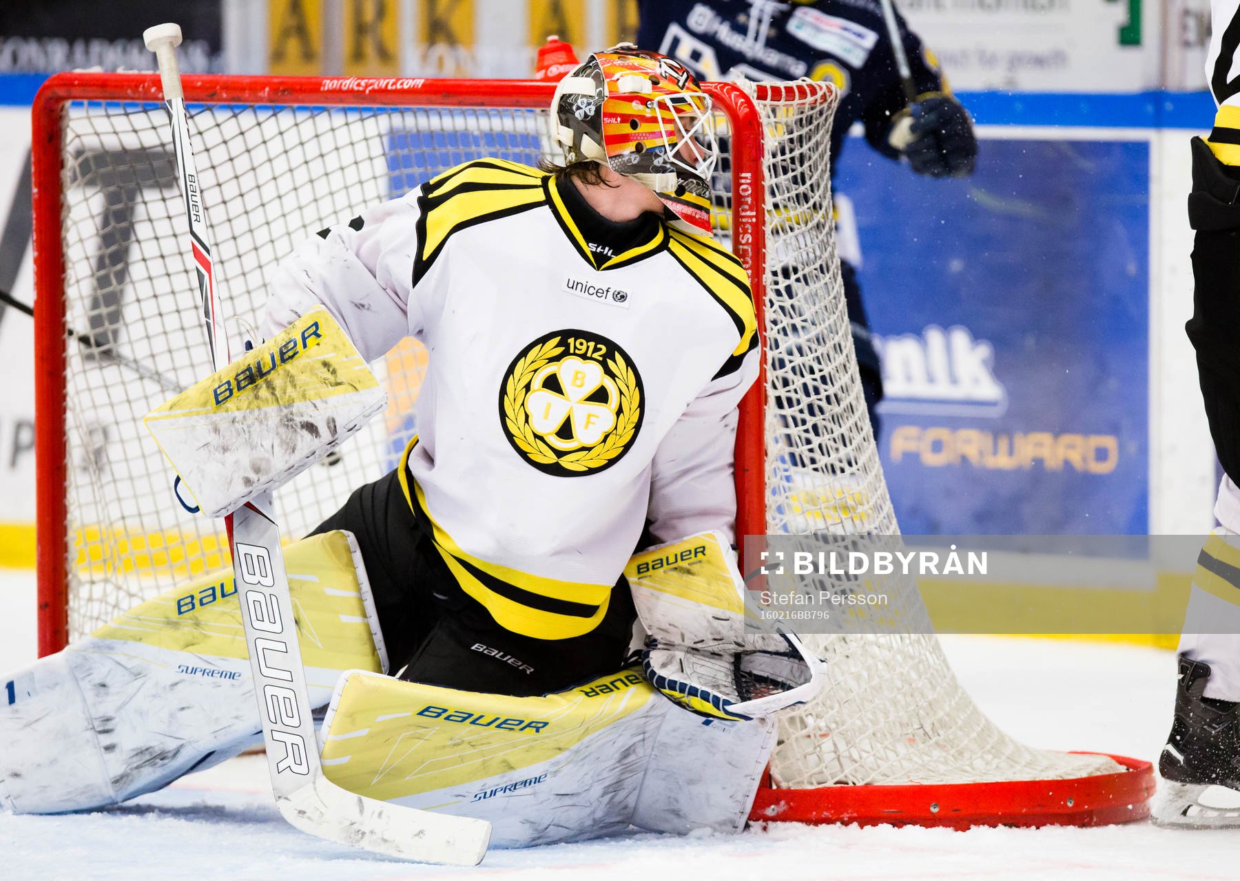 Brynäs målvakt Felix Sandström ser pucken gå in bakom