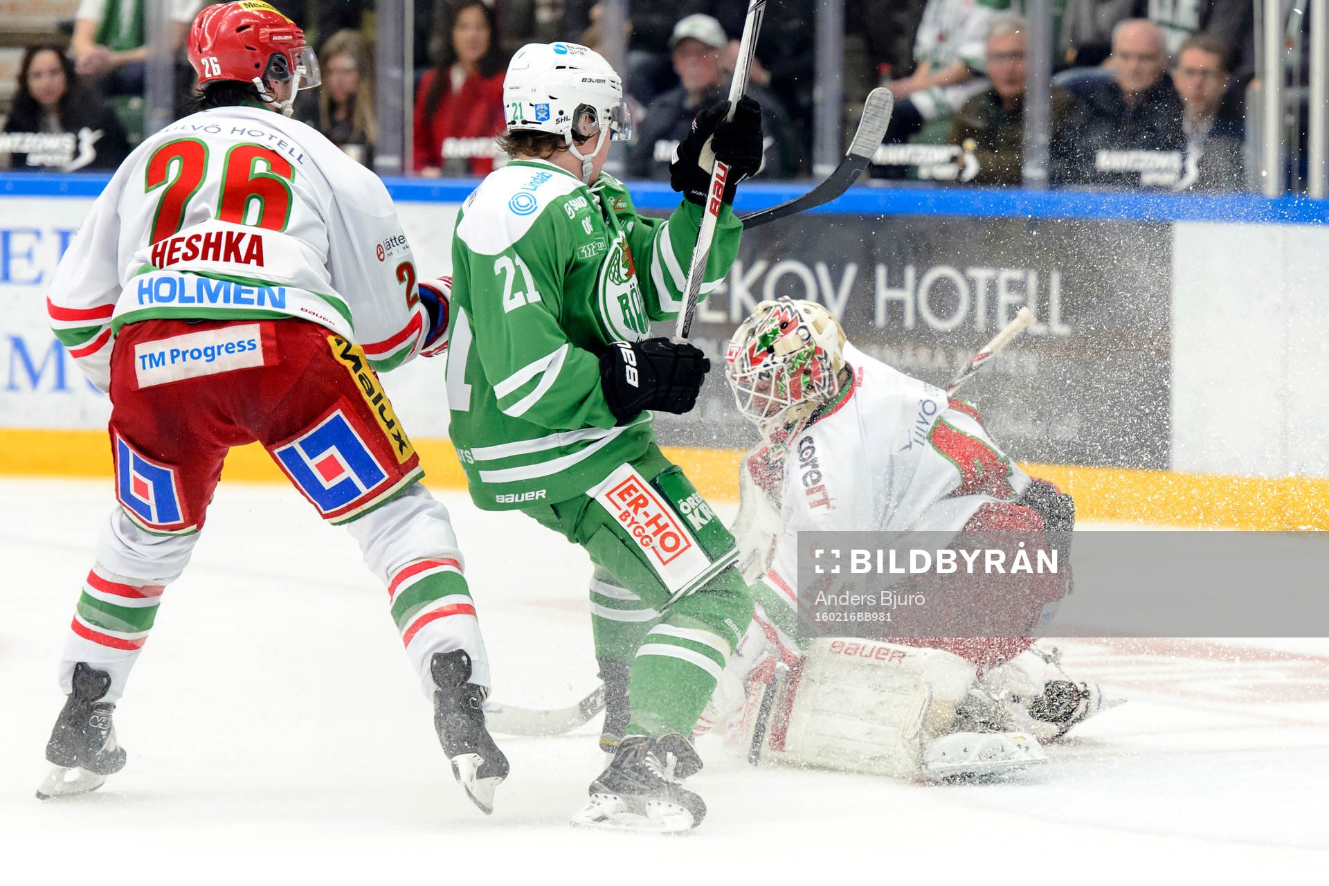 Rögles Alexander Lunsjö oroar framför Modos målvakt