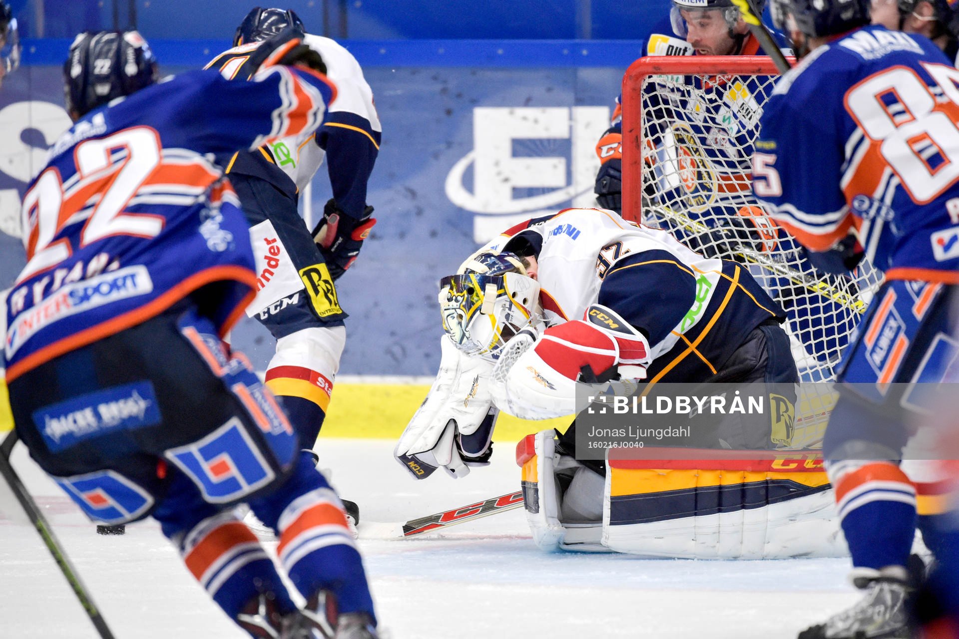 Djurgårdens målvakt Mikael Tellqvist krockar med en