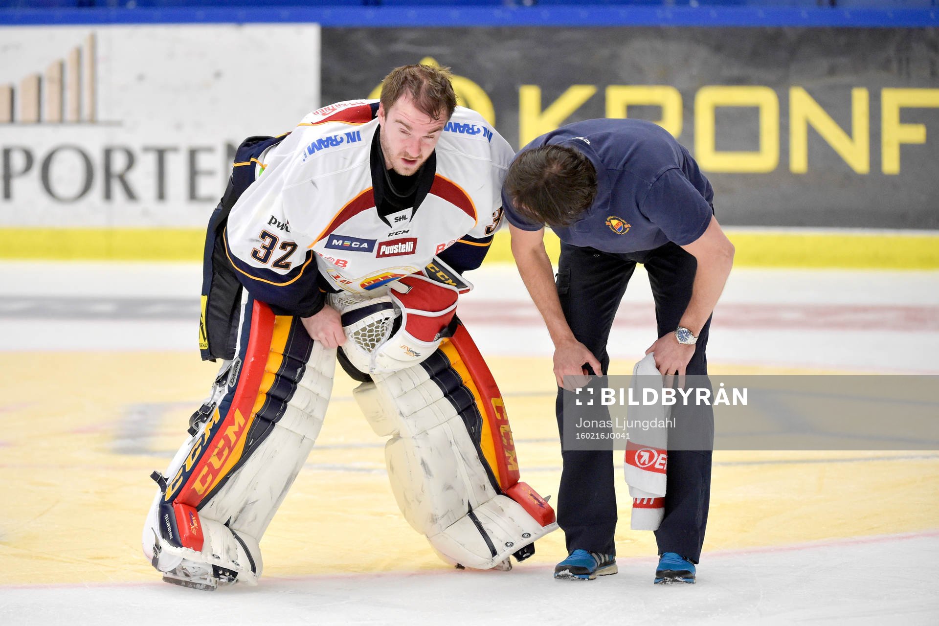Djurgårdens målvakt Mikael Tellqvist krockar med en