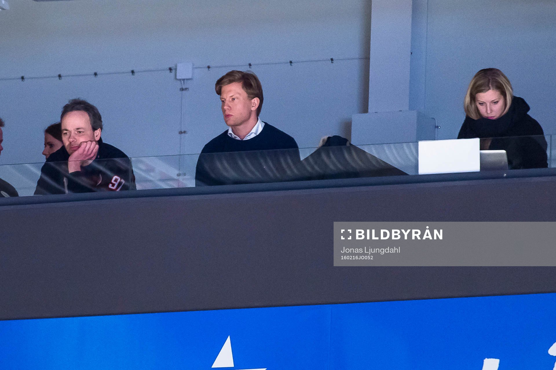 Växjös skadade spelare Richard Gynge på läktaren