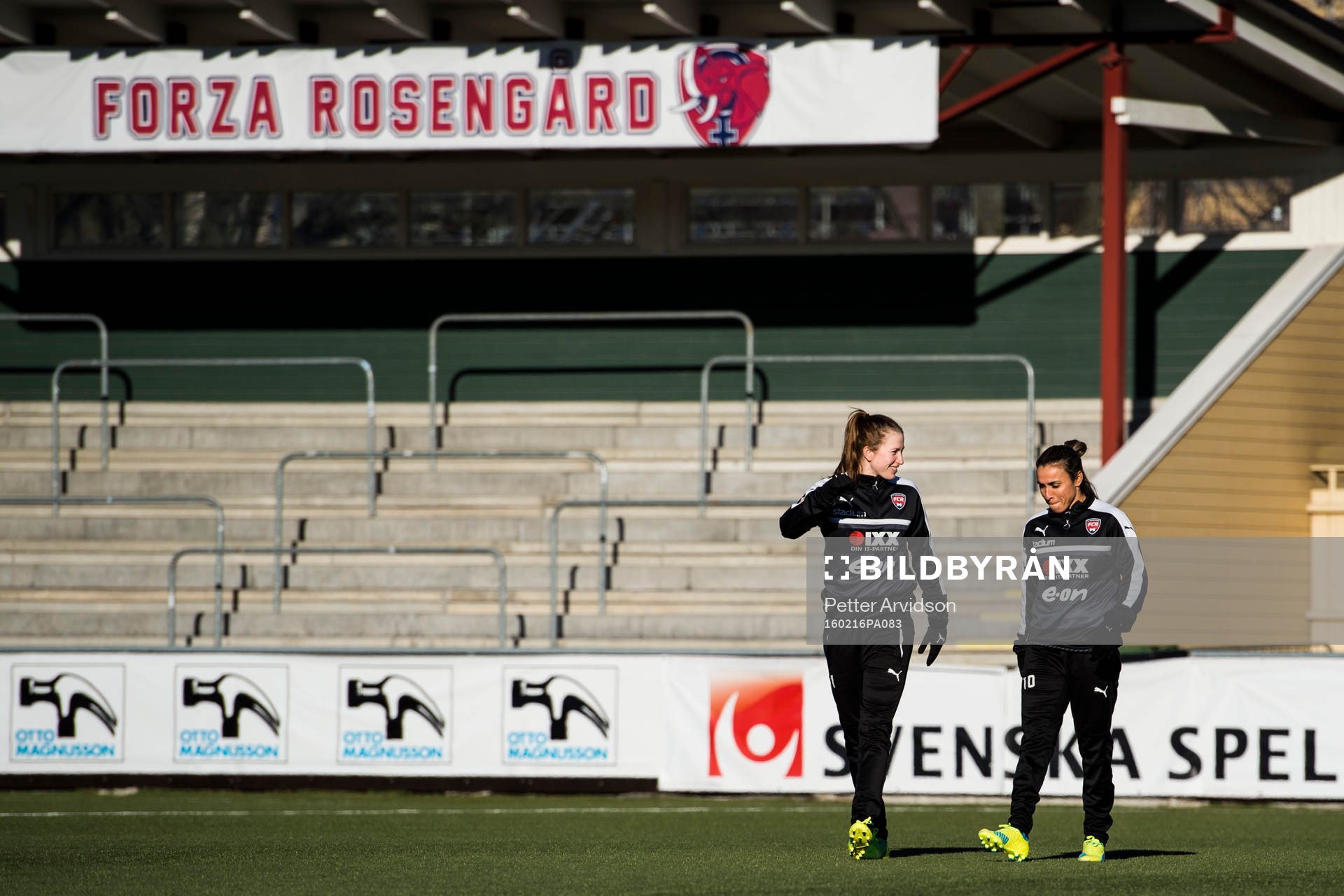 Rosengårds Emma Berglund och Marta Viera Da Silva samtalar