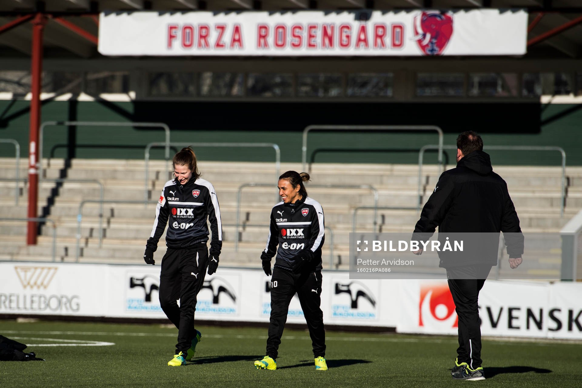 Rosengårds Emma Berglund och Marta Viera Da Silva samtalar
