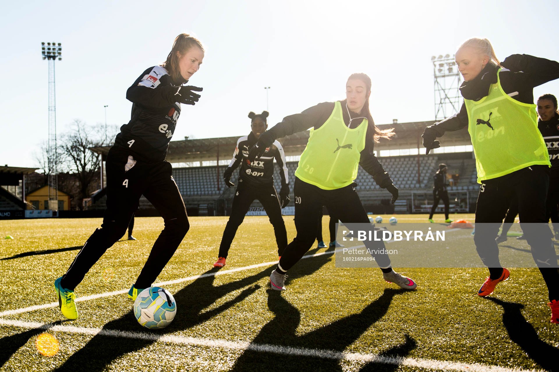 Rosengårds Emma Berglund med bollen mot Edina Filekovic