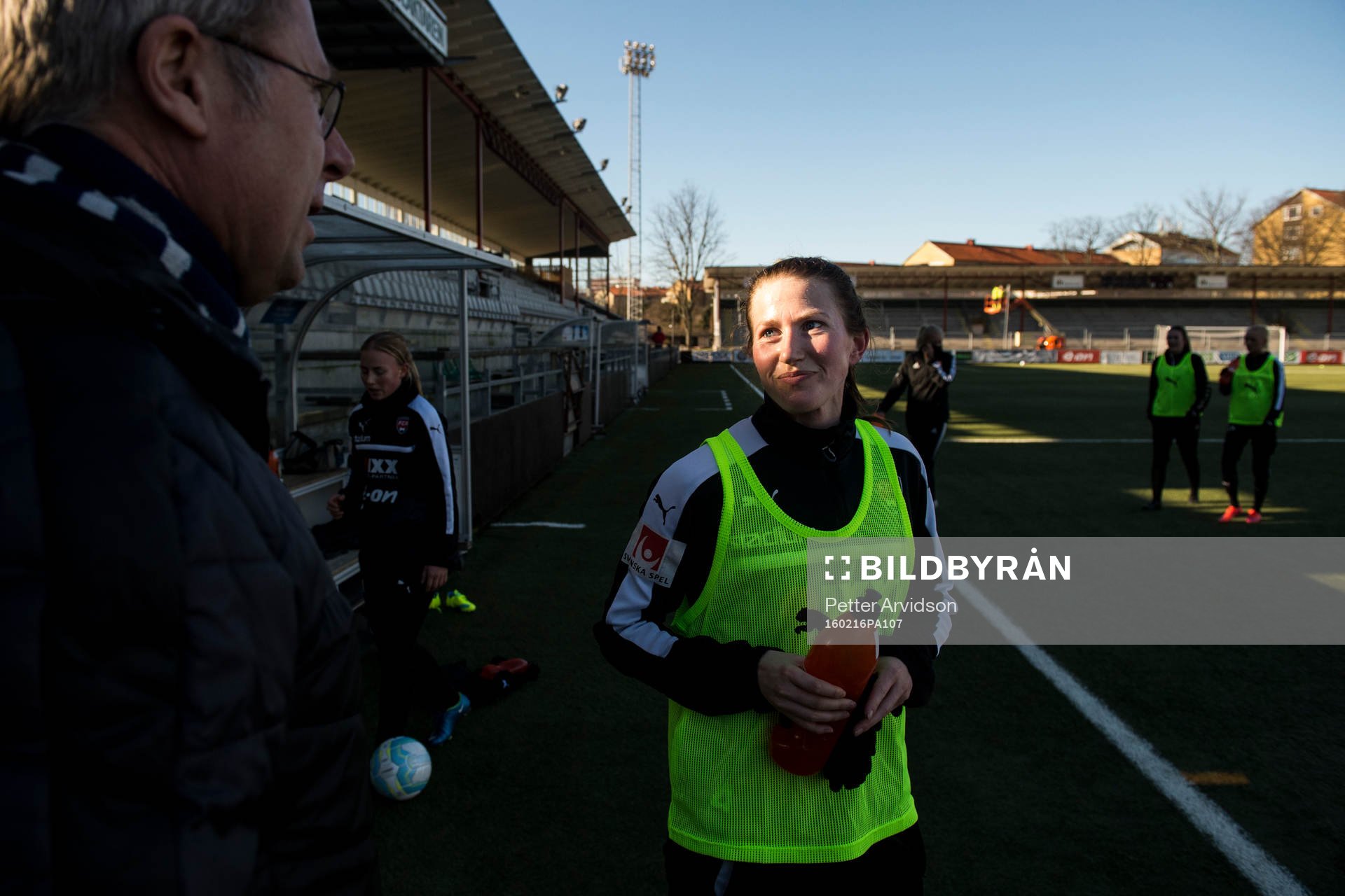 Rosengårds VD Klas Tjebbes pratar med Emma Berglund