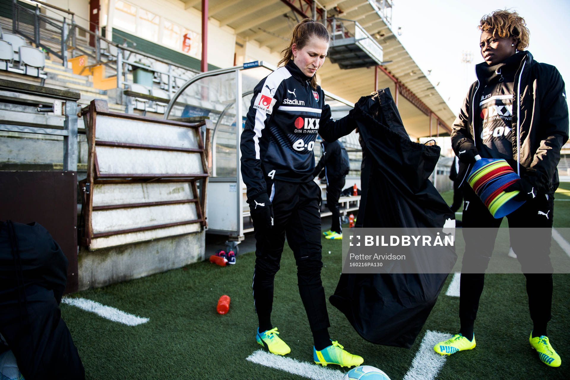 Rosengårds Emma Berglund och Gaëlle Enganamouit efter en träning den 16 februari 2016 i Malmö.