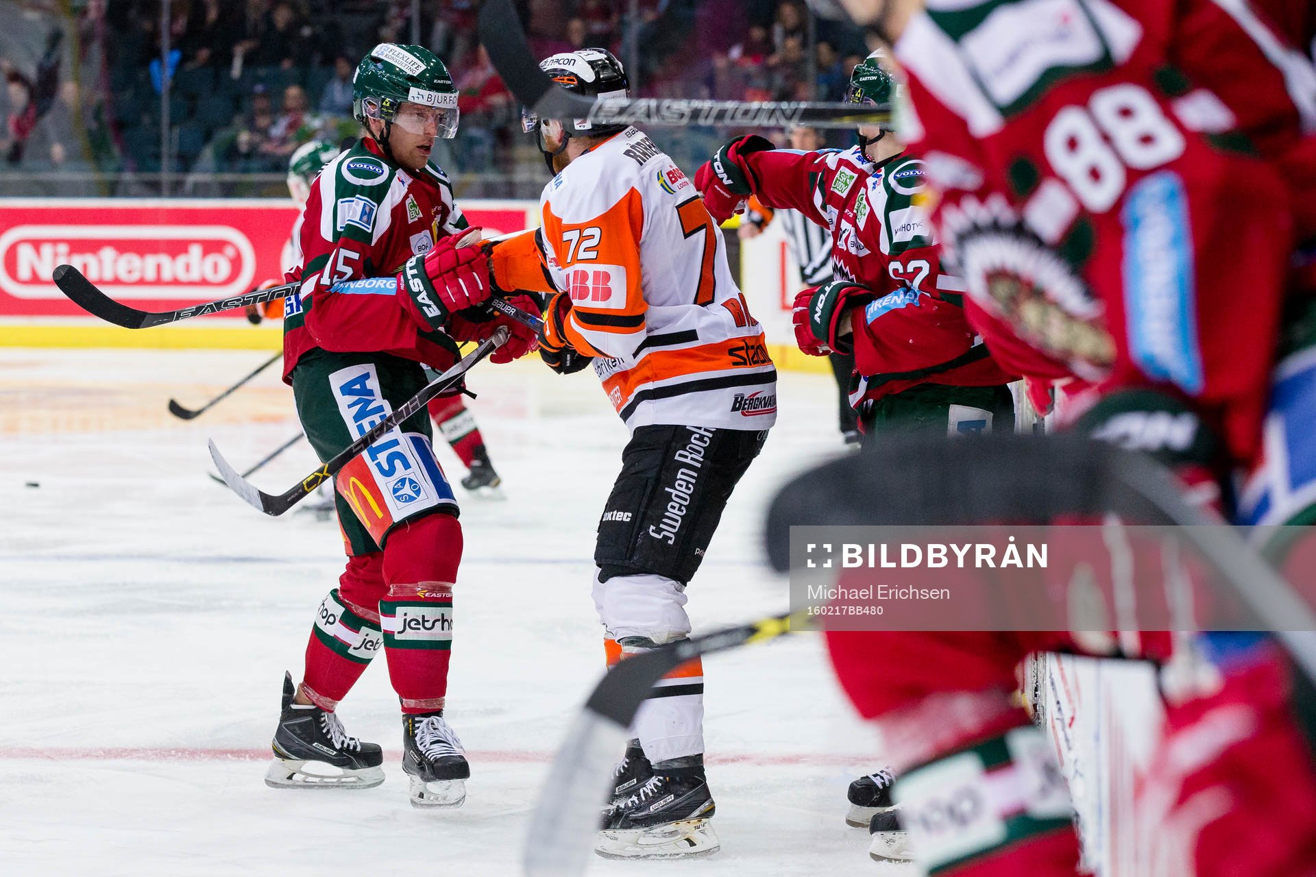 Frölundas Joey Crabb i gruff med Karlskronas Joachim Rohdin