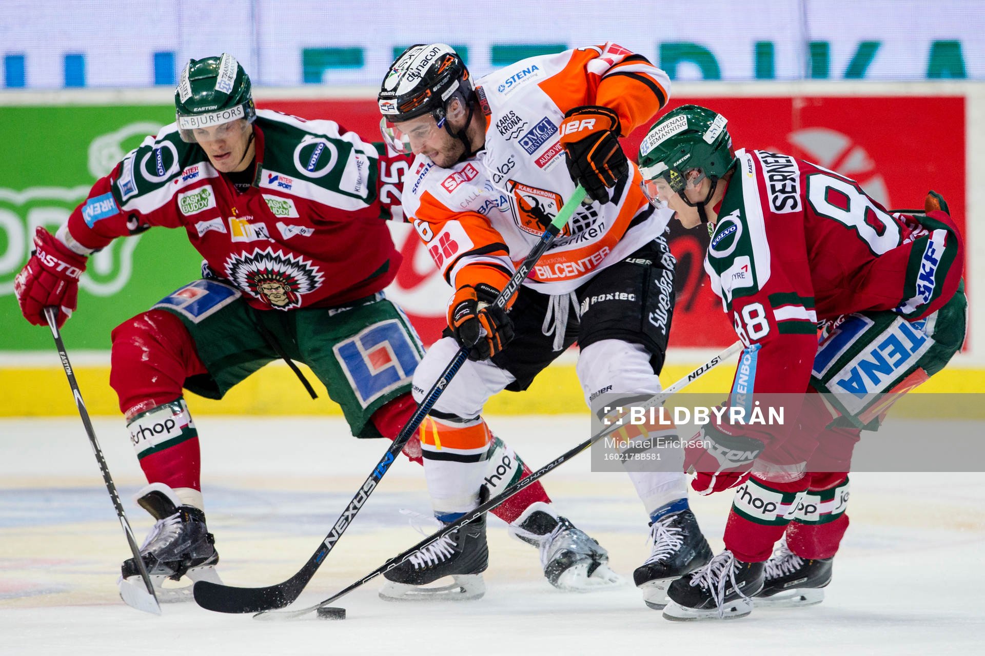 Karlskronas John Henrion i kamp om pucken med Frölundas