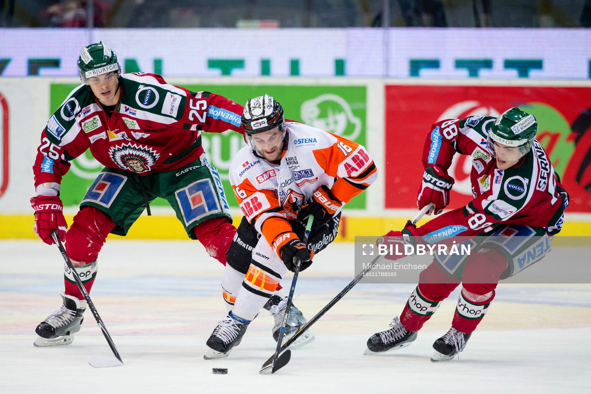 Karlskronas John Henrion i kamp om pucken med Frölundas