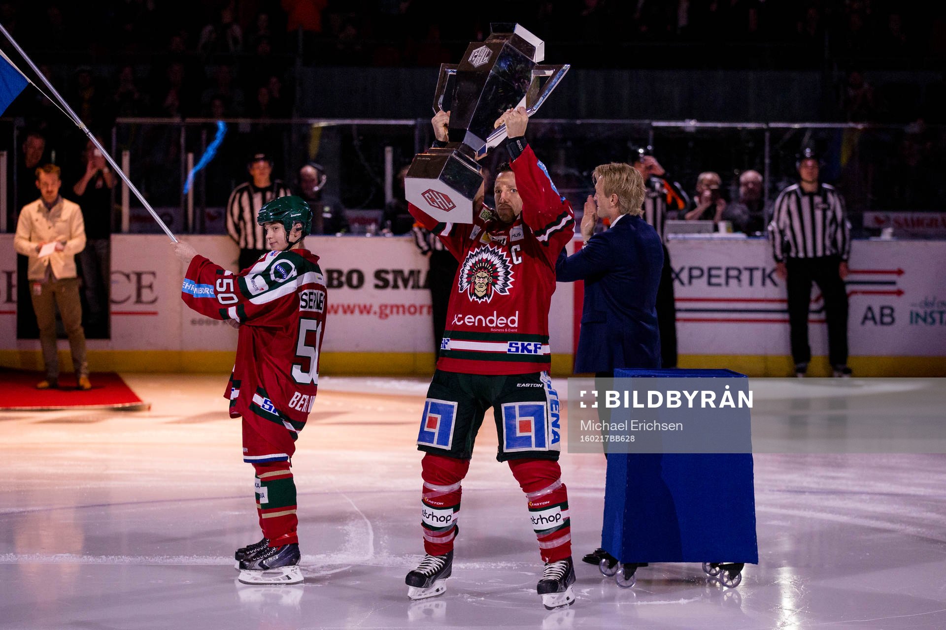 Frölundas Joel Lundqvist lyfter och visar upp CHL pokalen