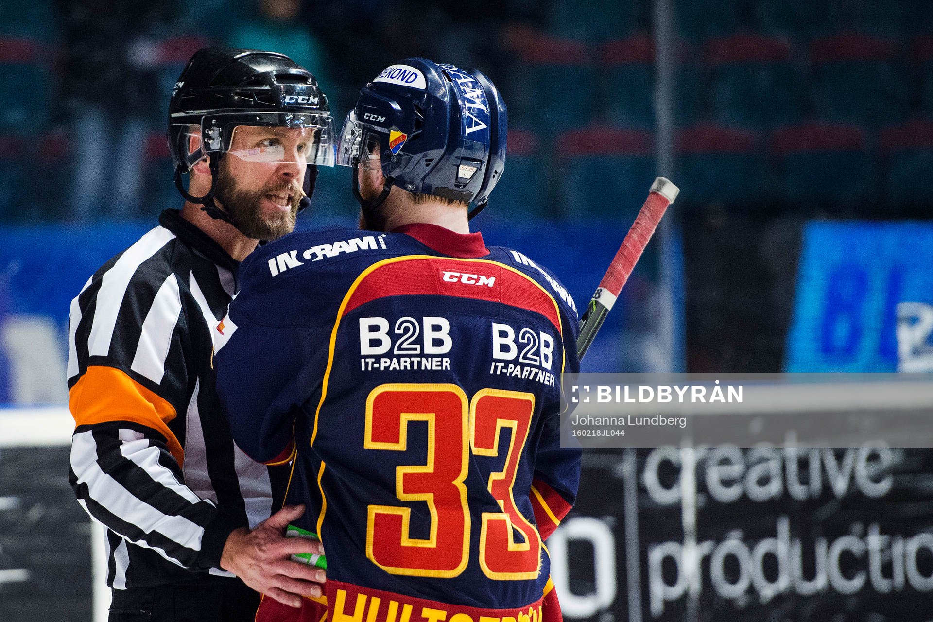 Djurgårdens Linus Hultström är framme och pratar med