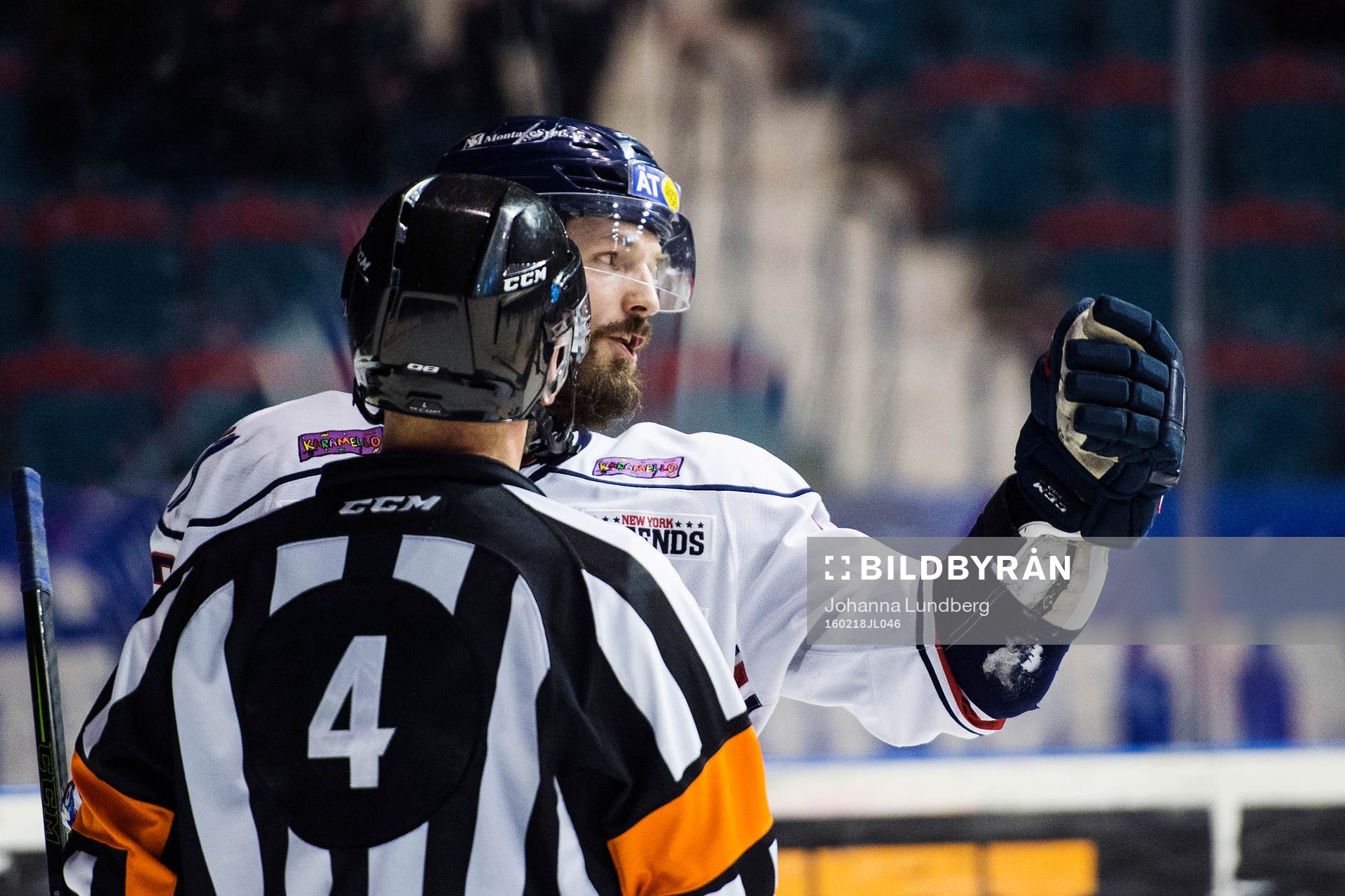 Linköpings Niklas Persson är framme och pratar med domaren