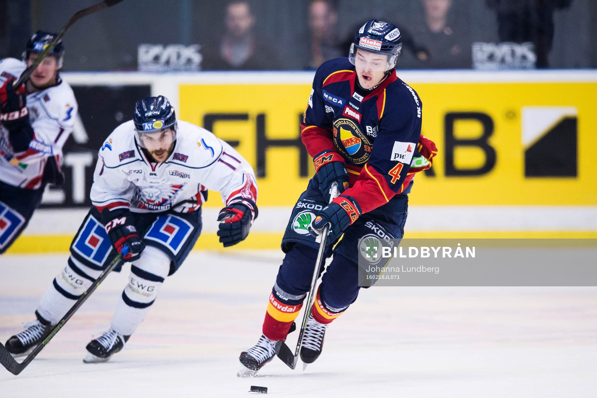 Linköpings Garret Roe jagar Djurgårdens Marcus Högström