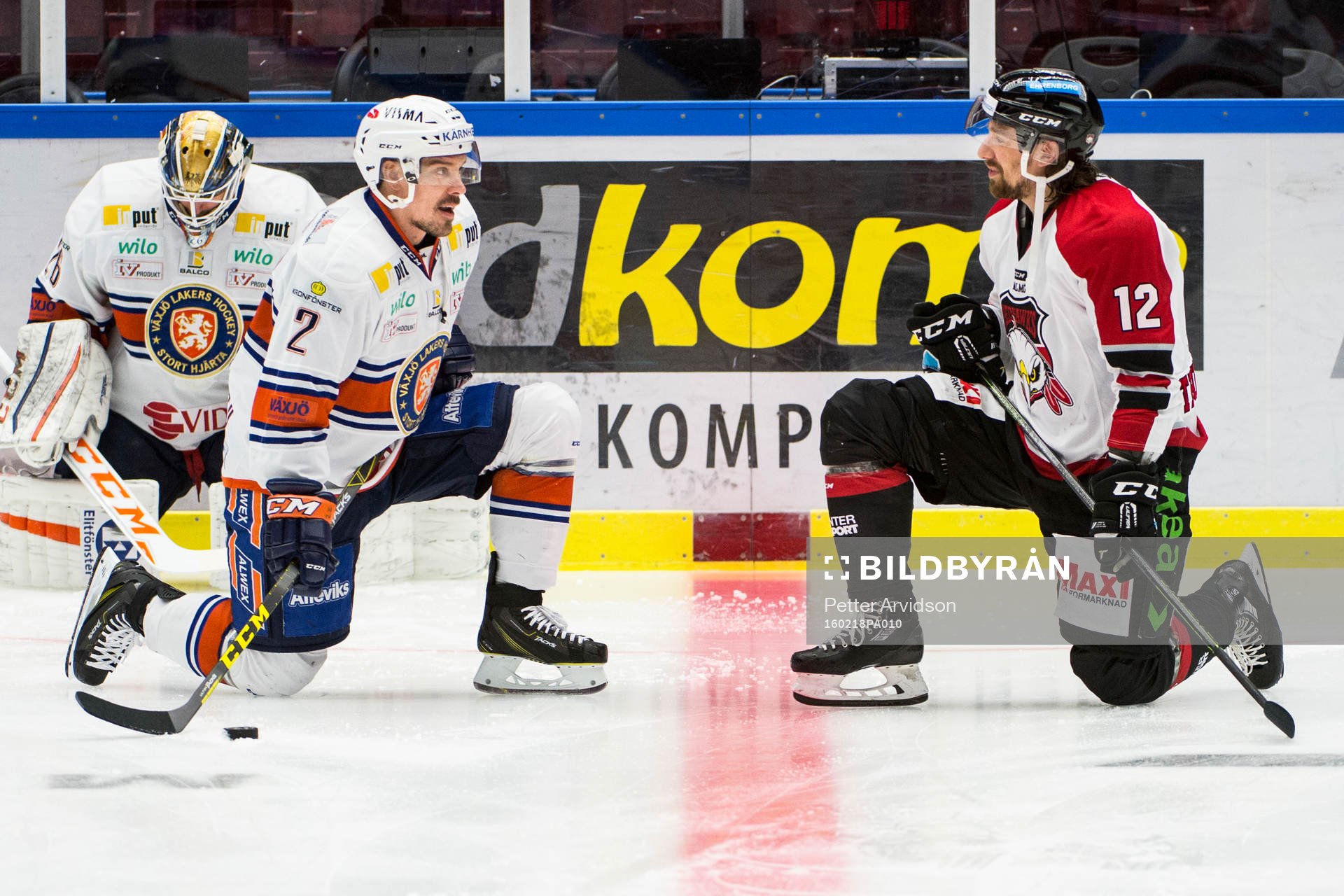 Växjös Teemu Laakso samtalar med Malmö Redhawks Andreas