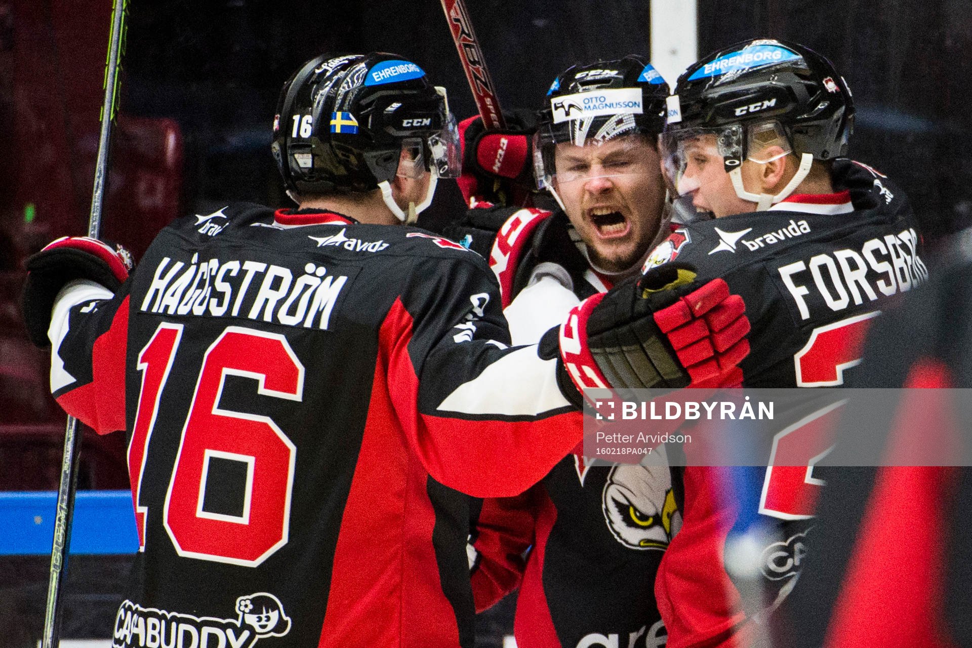 Malmö Redhawks Nicklas Jadeland (m) jublar ihop med Magnus