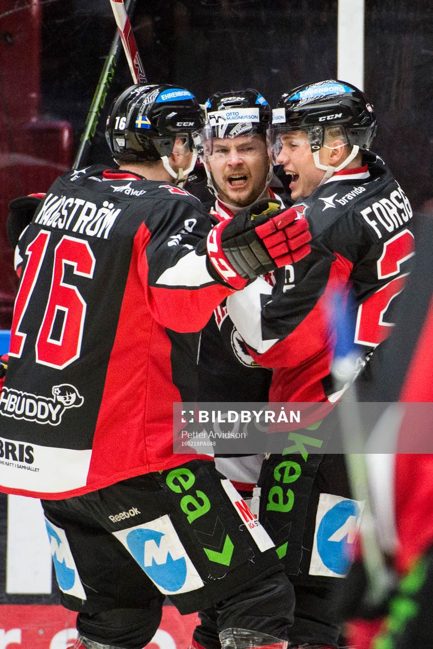 Malmö Redhawks Nicklas Jadeland (m) jublar ihop med Magnus