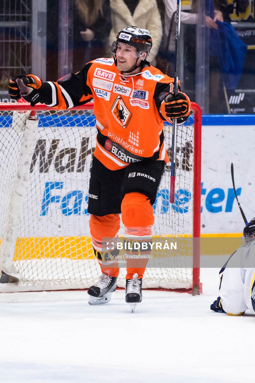 Karlskronas Emil Larsson har gjort 1-0 och jublar