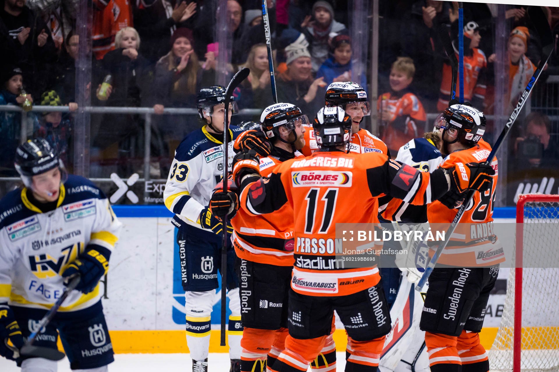 Karlskronas Emil Larsson har gjort 1-0 och jublar