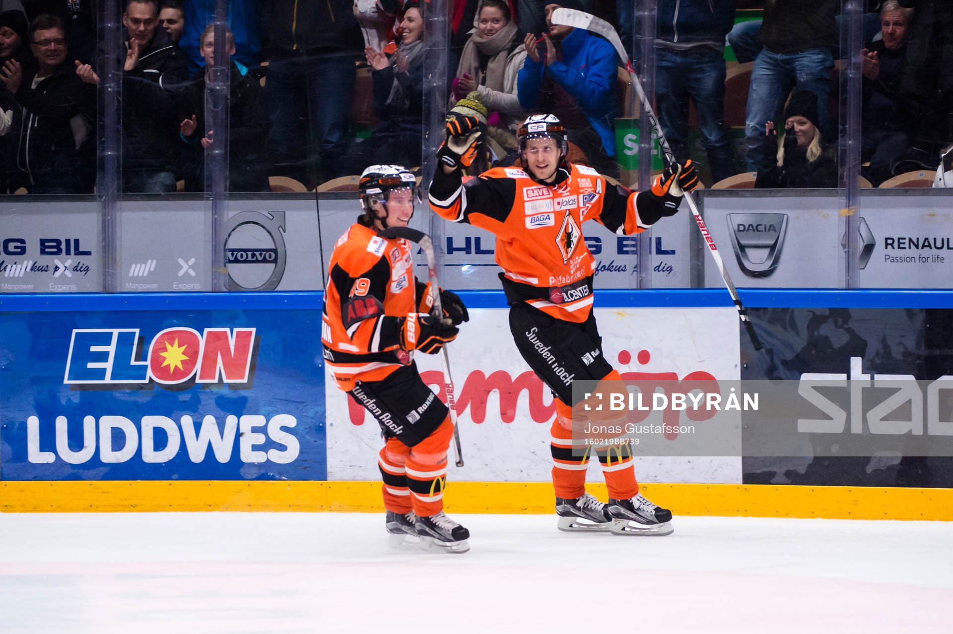 Karlskronas Alexander Bergström har gjort 2-0 och jublar