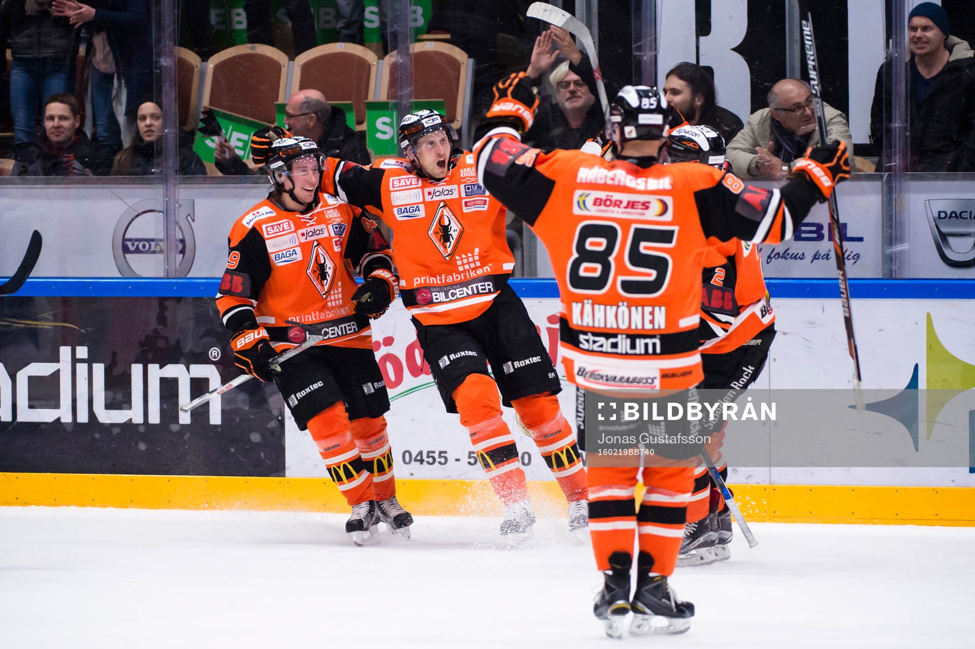 Karlskronas Alexander Bergström har gjort 2-0 och jublar