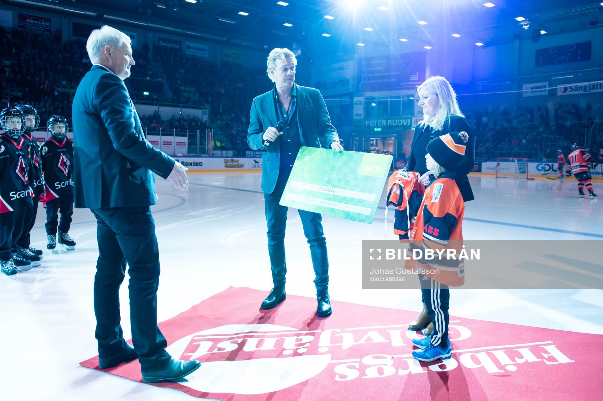 Artisten Tommy Nilsson tar emot en check från Karlskronas