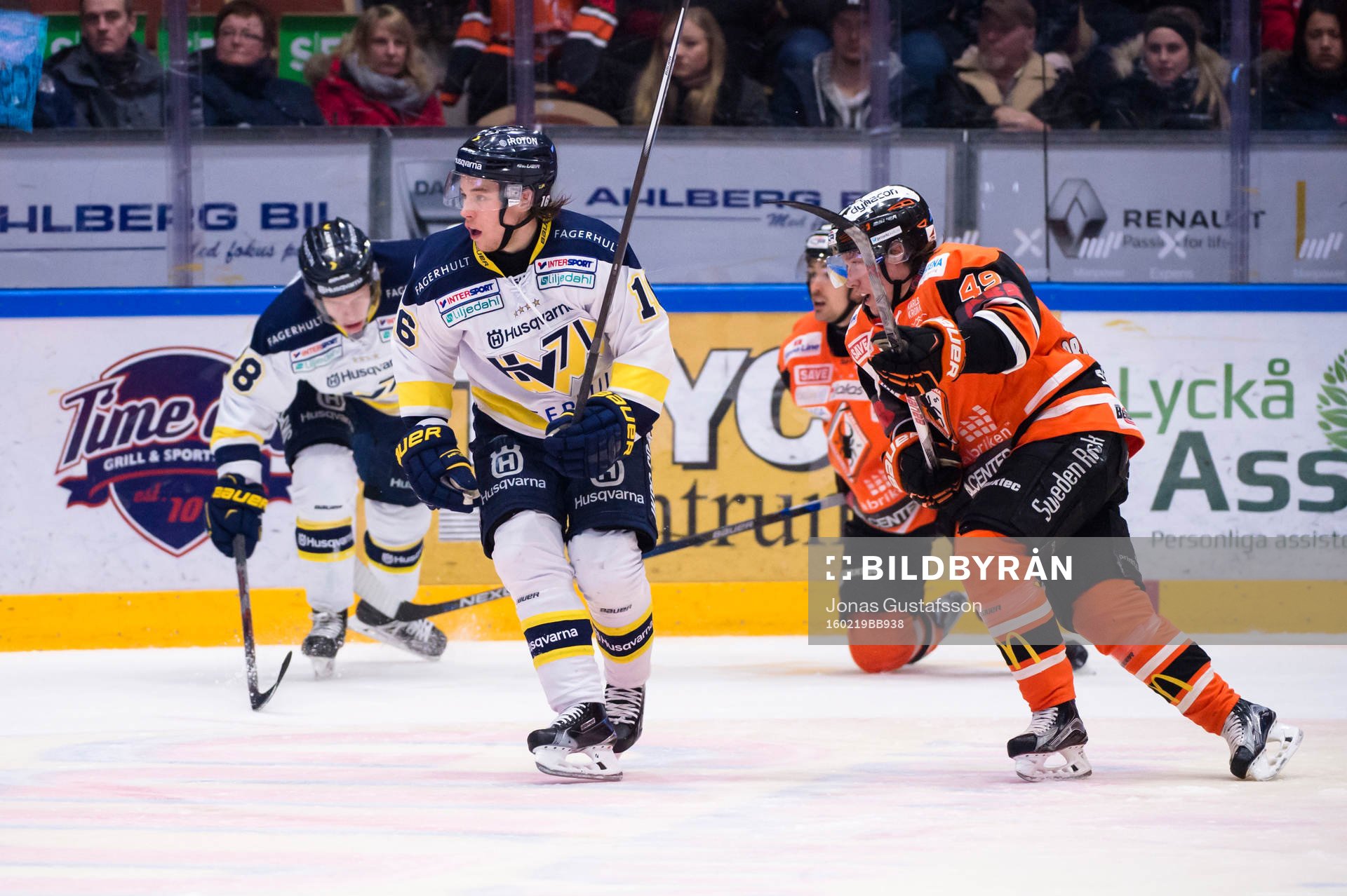 s Filip Sandberg i kamp om pucken
