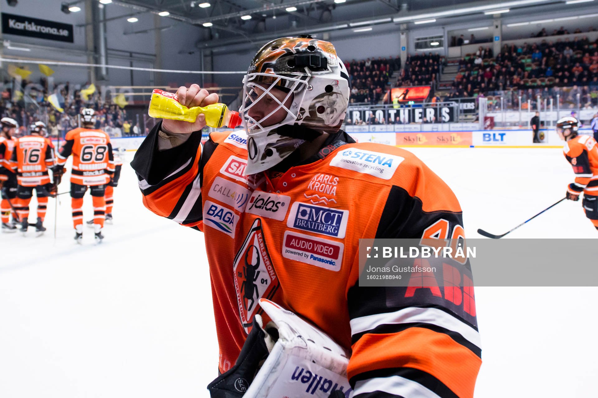 Karlskronas målvakt Johan Holmqvist dricker vatten