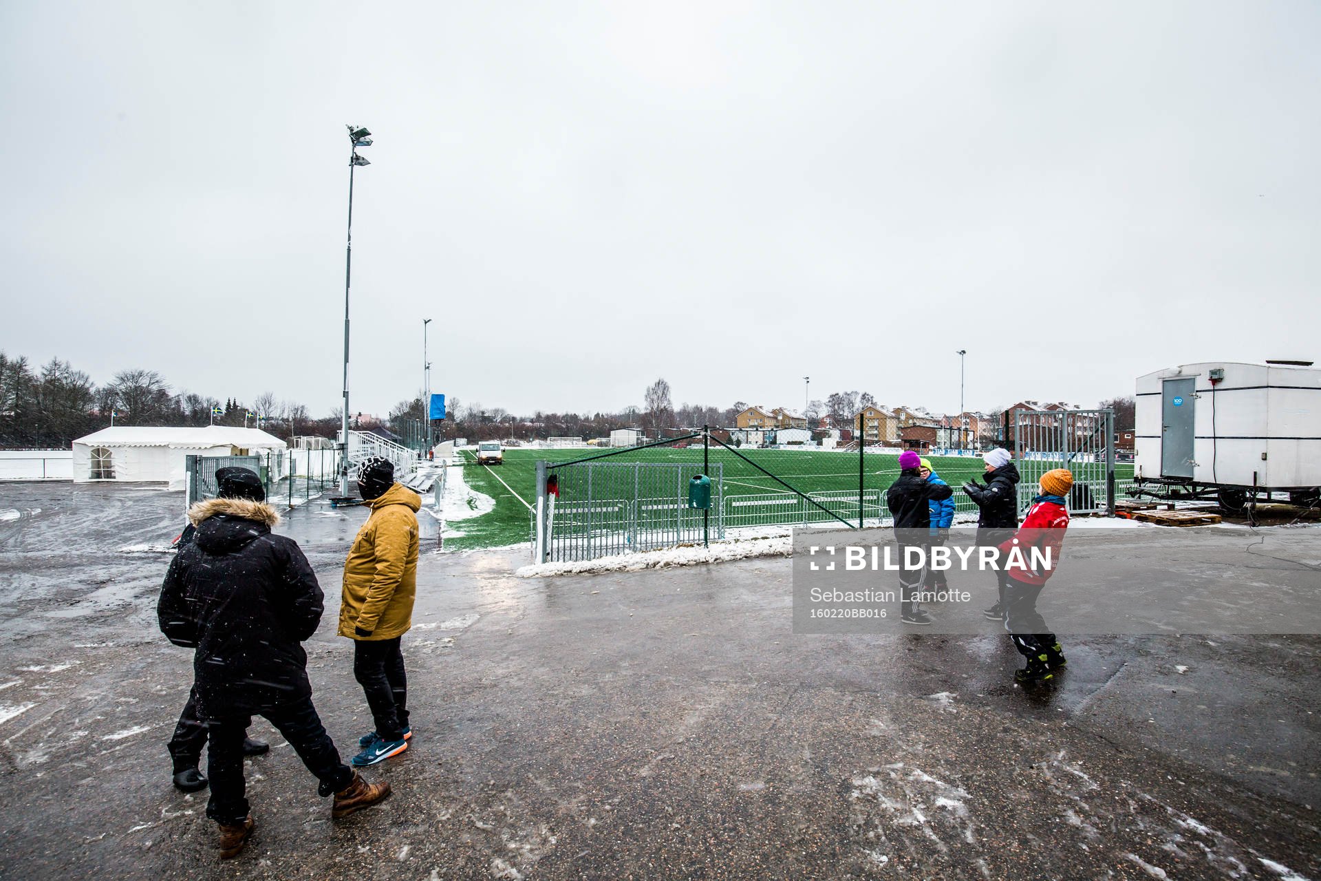 Åskådare väntar i snöovädret