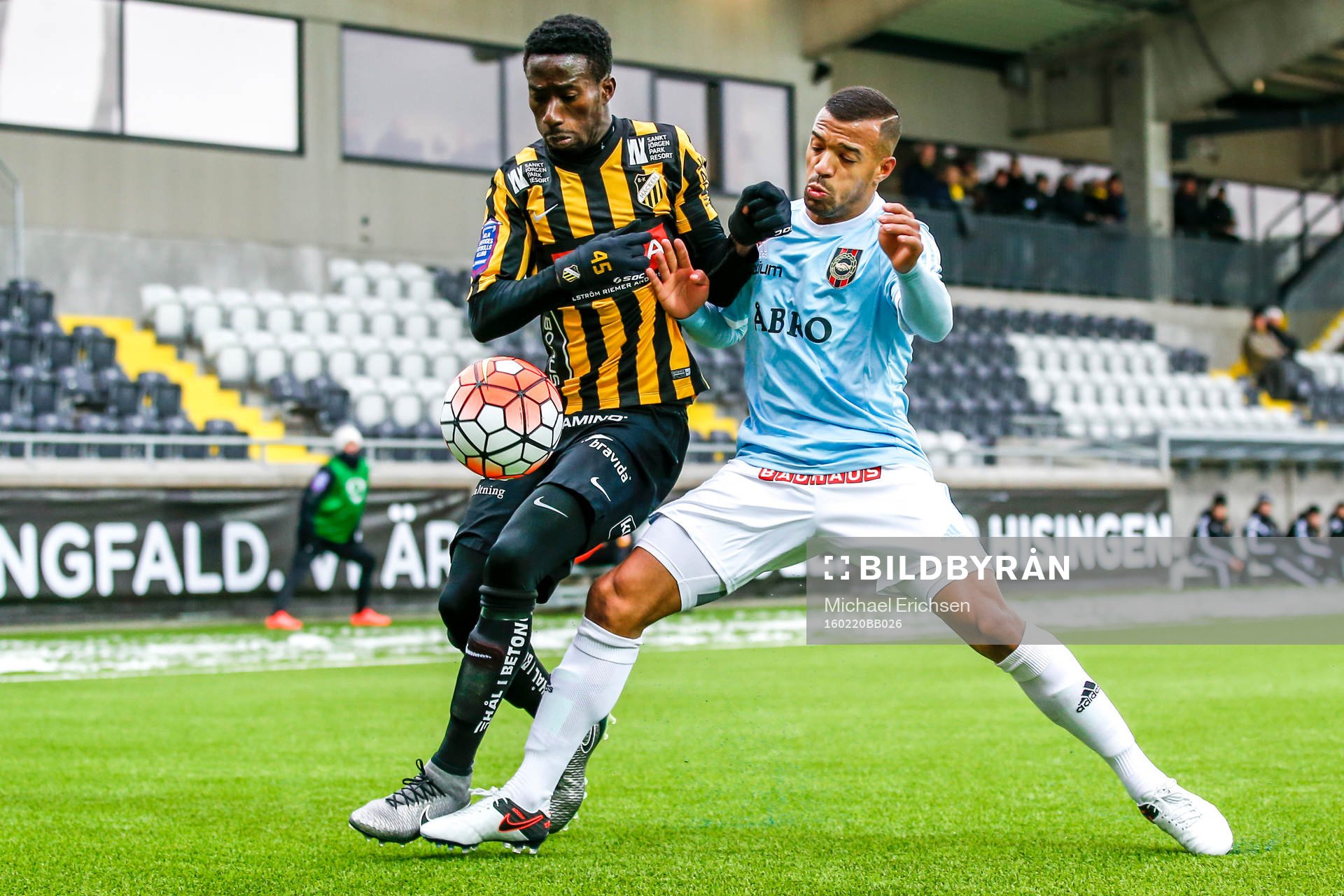 Häckens Demba Savage och Brommapojkarnas Joel Qviberg under en fotbollsmatch i Svenska Cupen mellan Häcken och Brommapojkarna den 20 februari 2016 i Göteborg.
