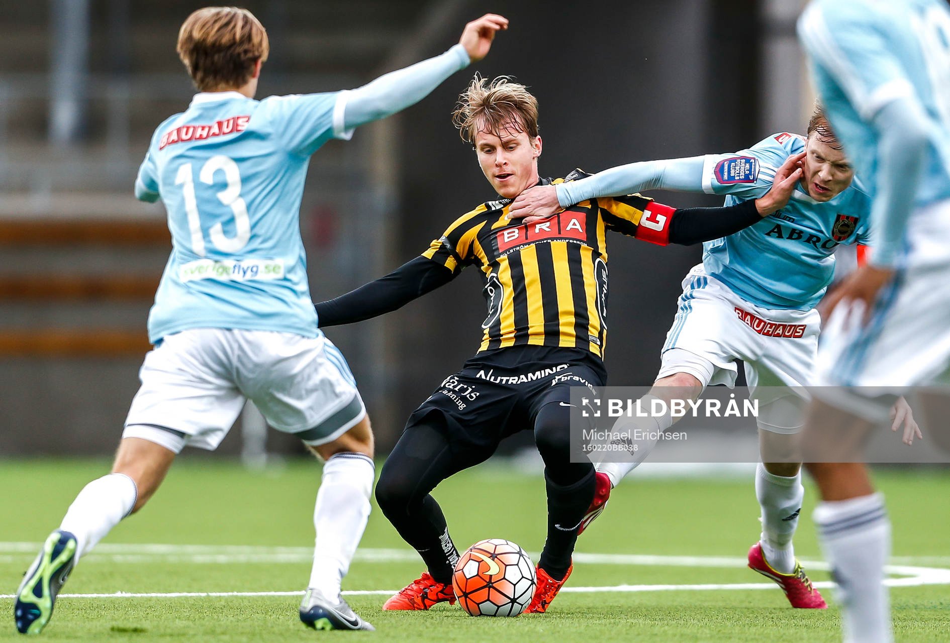 Häckens Rasmus Schüller försöker ta sig förbi