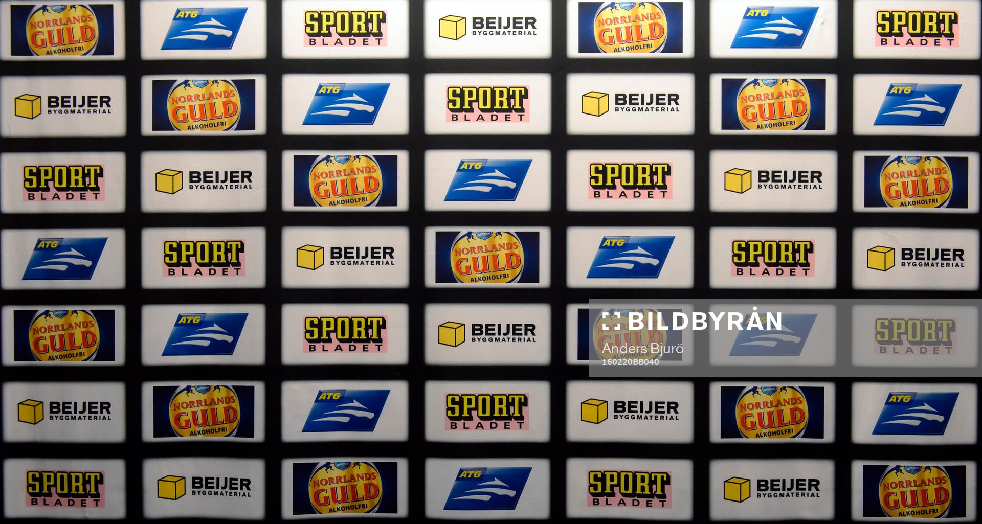 SHL sponsorers logotyper på en vägg
