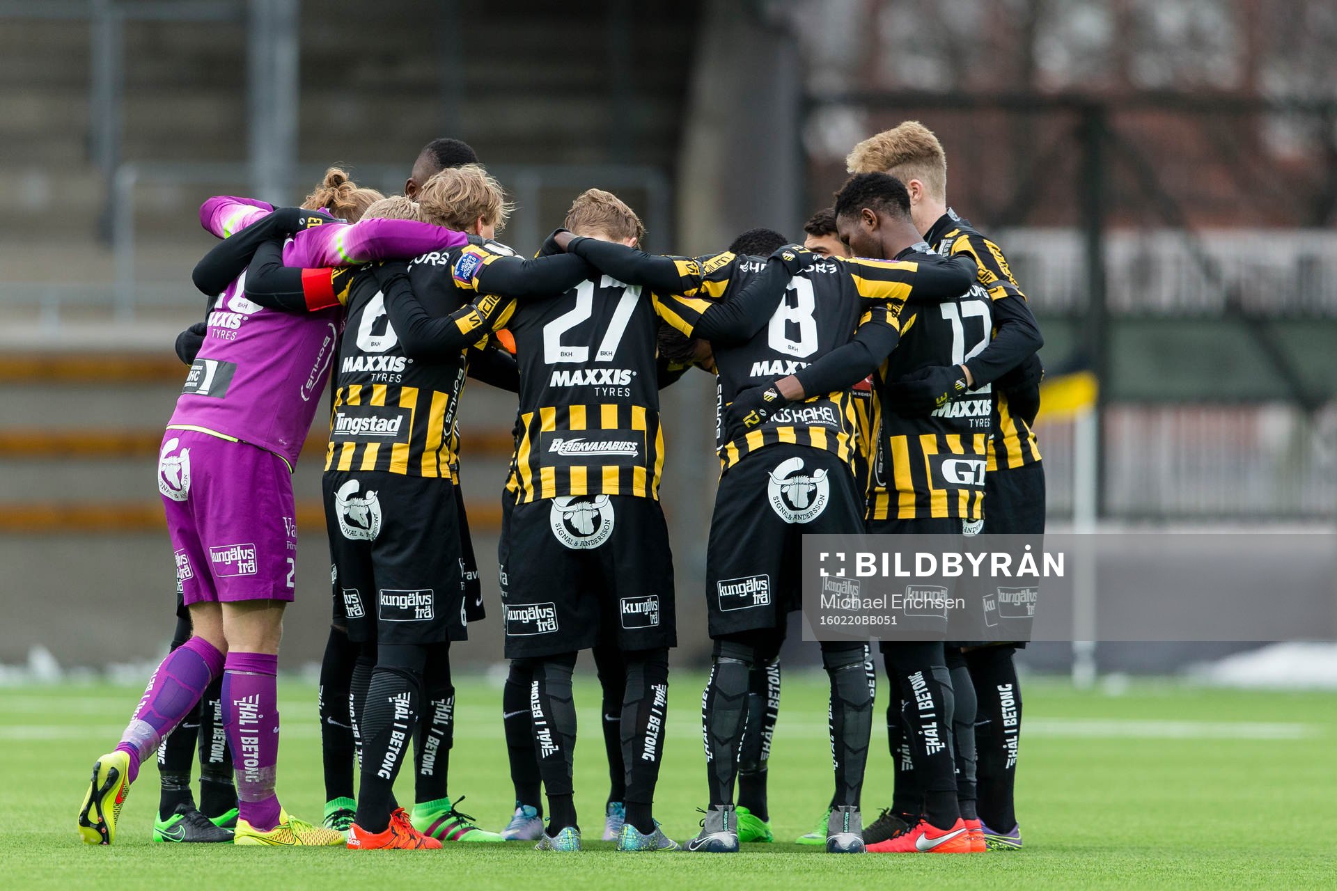 Häcken samlade innan avspark i en fotbollsmatch i Svenska