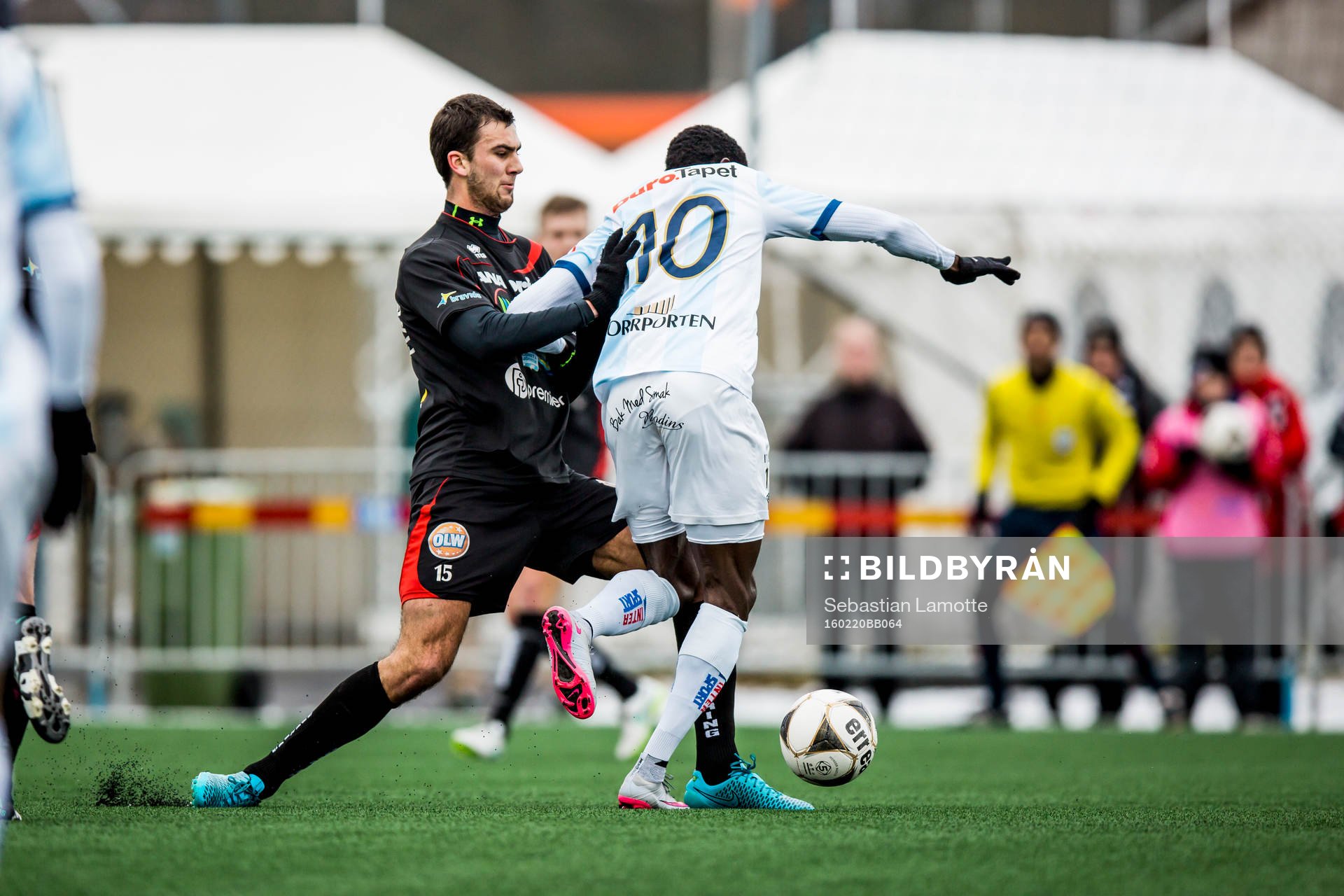 Trollhättans Tommie Veljovic och Gefles Dioh Williams under fotbollsmatchen i Svenska Cupen mellan Trollhättan och Gefle den 20 februari 2016 i Trollhättan.