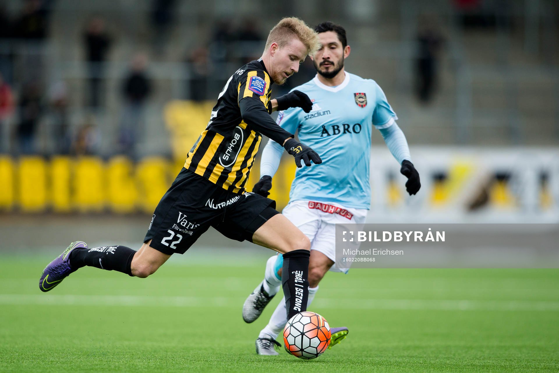 Häckens Samuel Gustafson före Brommapojkarnas Pablo