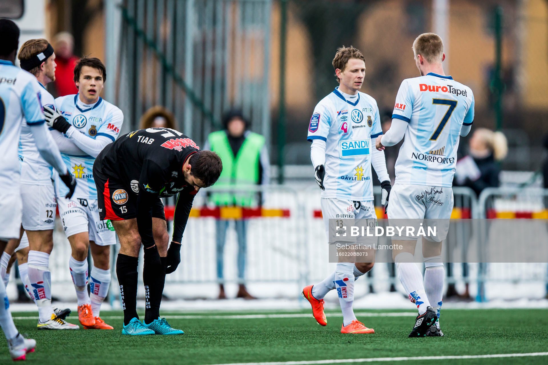 Gefles Johan Bertilsson har gjort 0-1 och jublar med