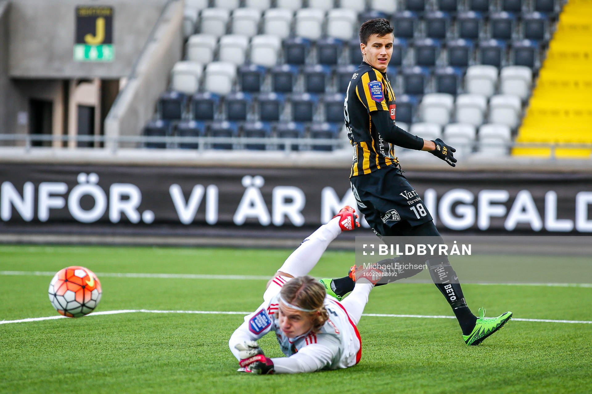 Brommapojkarnas målvakt Viktor Göranzon räddar skott från Häckens Alexander Jeremejeff under en fotbollsmatch i Svenska Cupen mellan Häcken och Brommapojkarna den 20 februari 2016 i Göteborg.
