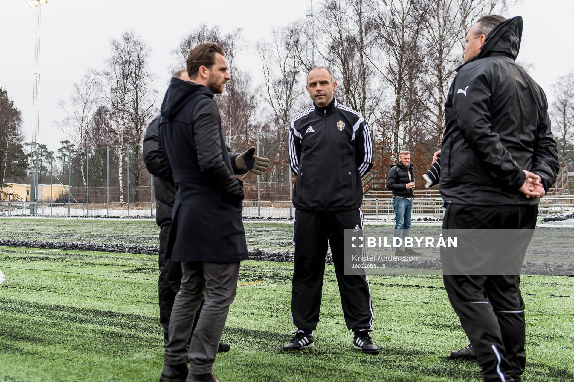 Domare Robert Daradic besiktigar planen före