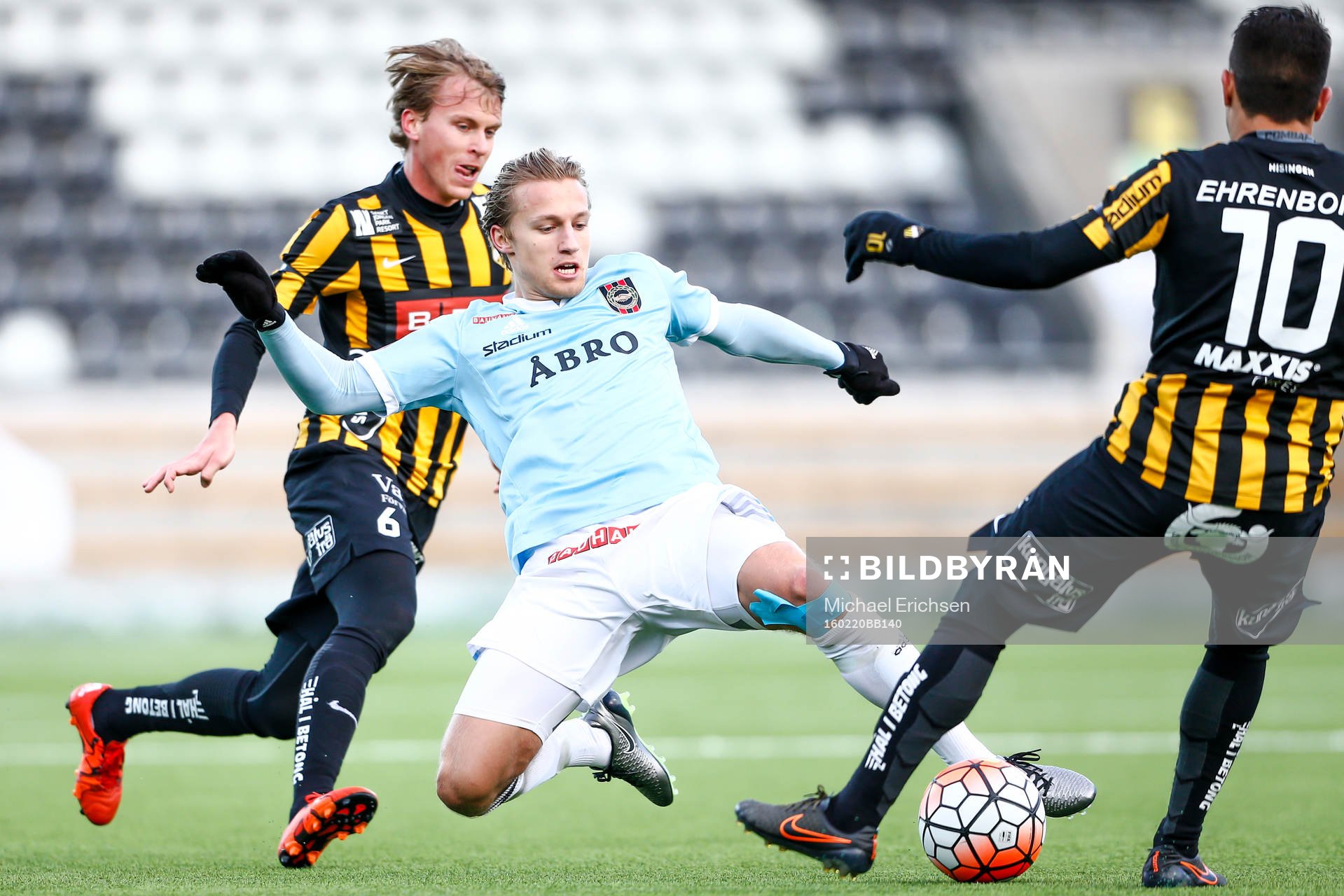 Brommapojkarnas Daniel Stensson i en kamp  mot Häckens