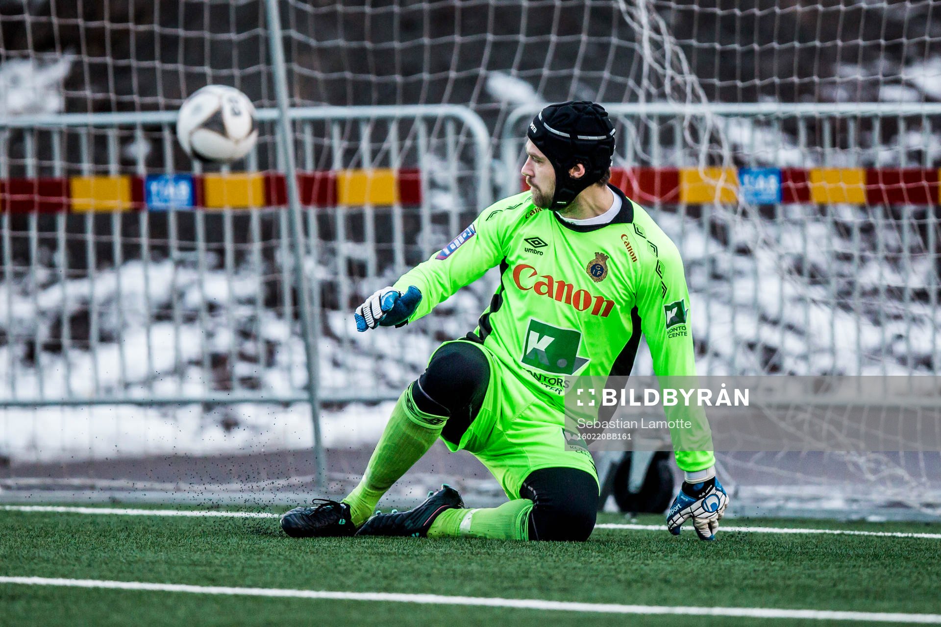Gefles målvakt Emil Hedvall ser bollen gå in till 2-1
