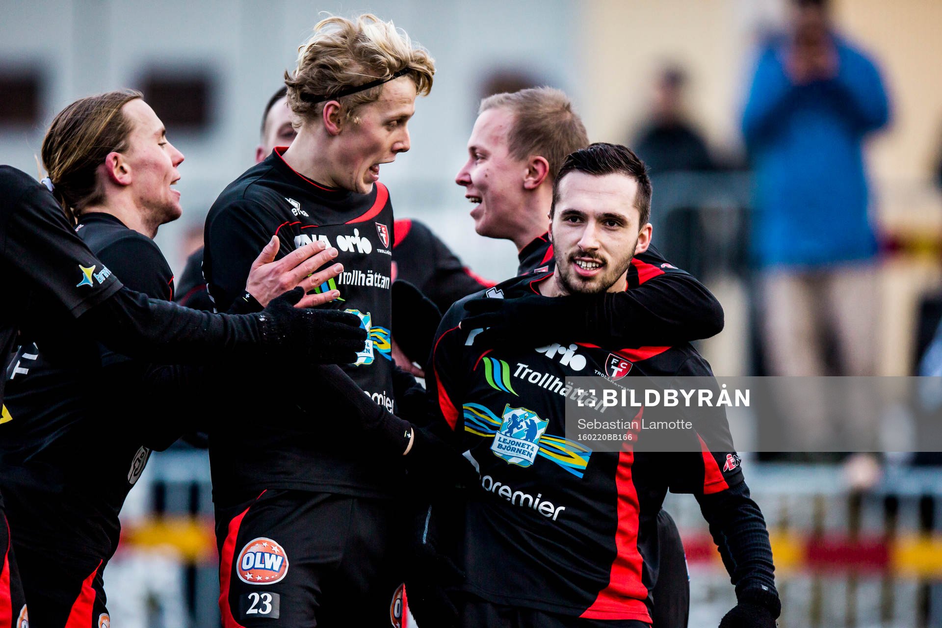 Trollhättans Agon Beqiri har gjort 2-1 på straff och jublar med lagkamraterna under fotbollsmatchen i Svenska Cupen mellan Trollhättan och Gefle den 20 februari 2016 i Trollhättan.