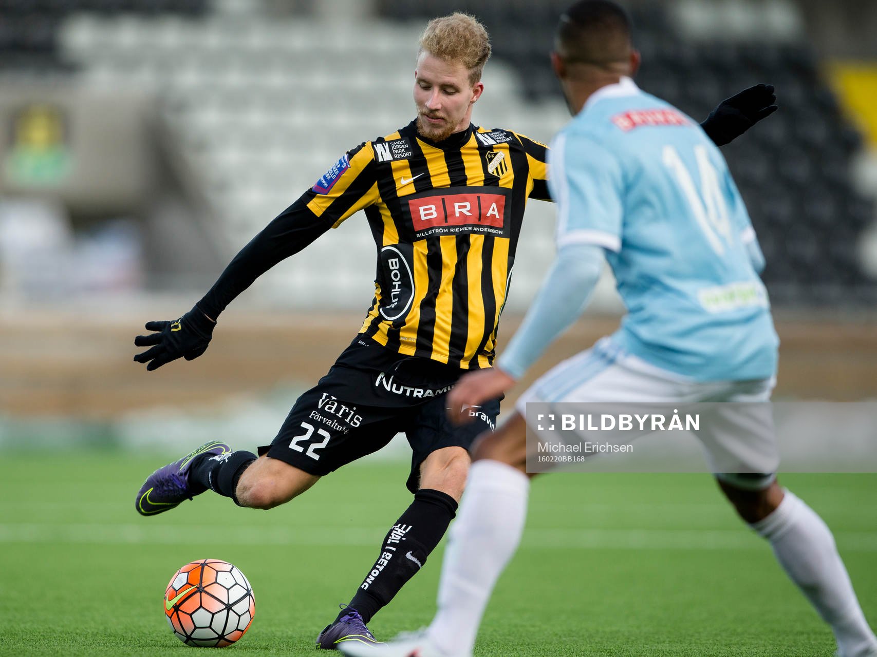 Häckens Samuel Gustafson skjuter ett skott