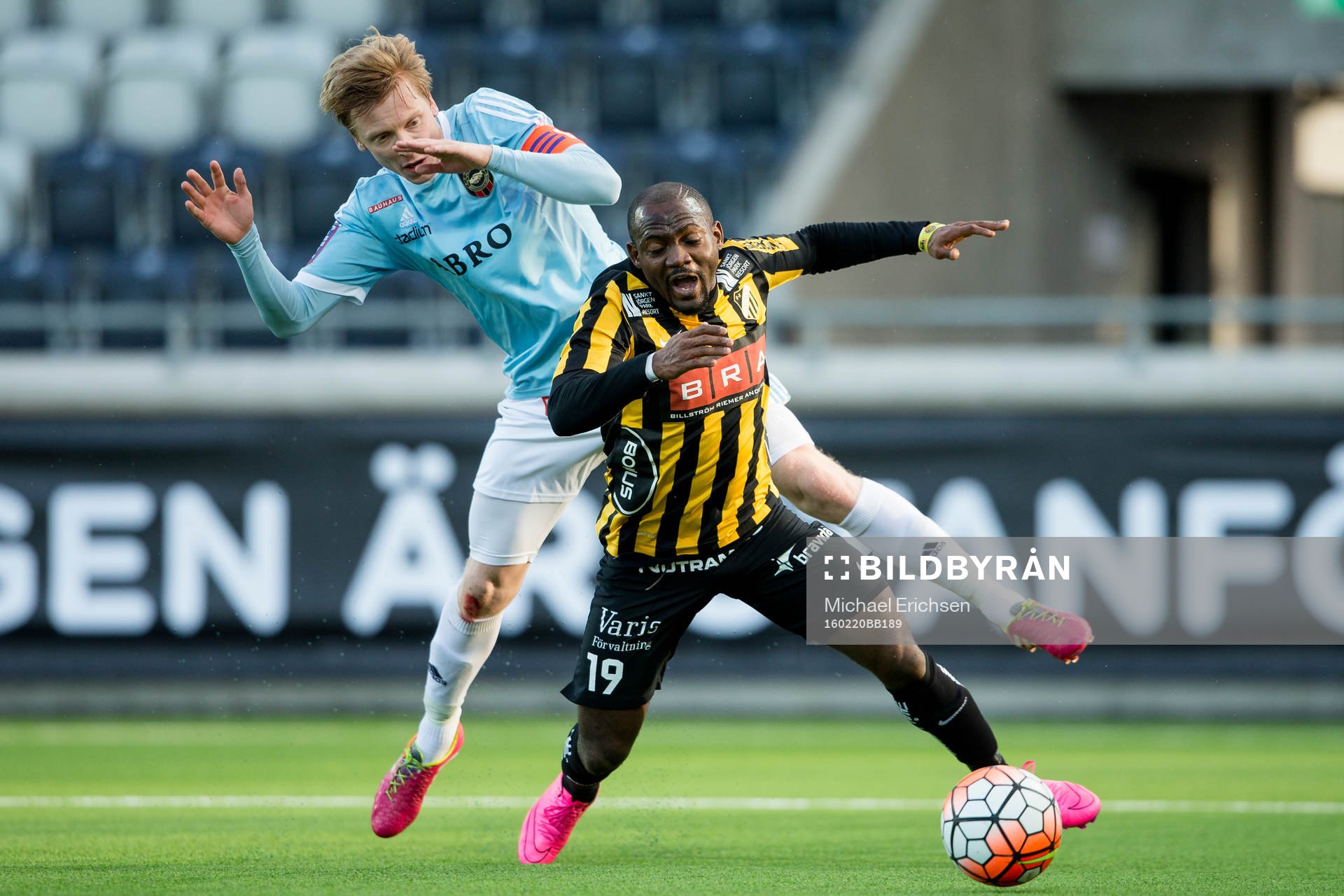 Häckens John Owoeri faller i straffområdet i kamp med Brommapojkarnas Gustav Sandberg-Magnusson under en fotbollsmatch i Svenska Cupen mellan Häcken och Brommapojkarna den 20 februari 2016 i Göteborg.