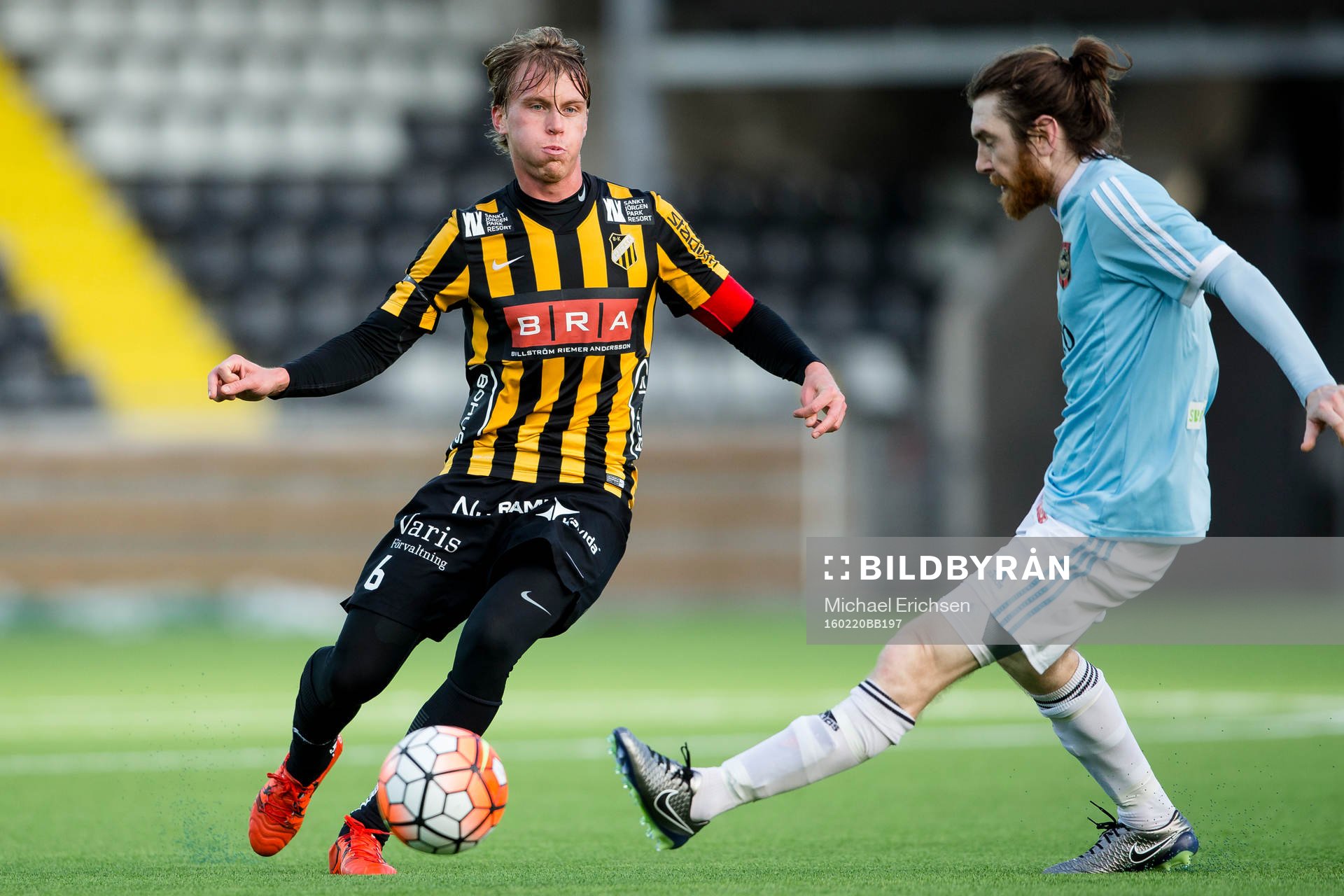 Häckens Rasmus Schüller slår ett pass förbi
