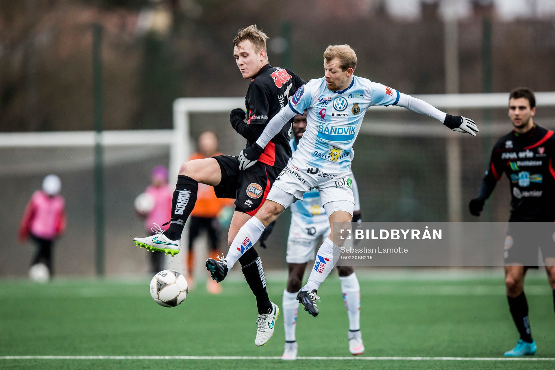 Trollhättans Pontus Johansson i duell med Gefles Jonas Lantto under fotbollsmatchen i Svenska Cupen mellan Trollhättan och Gefle den 20 februari 2016 i Trollhättan.