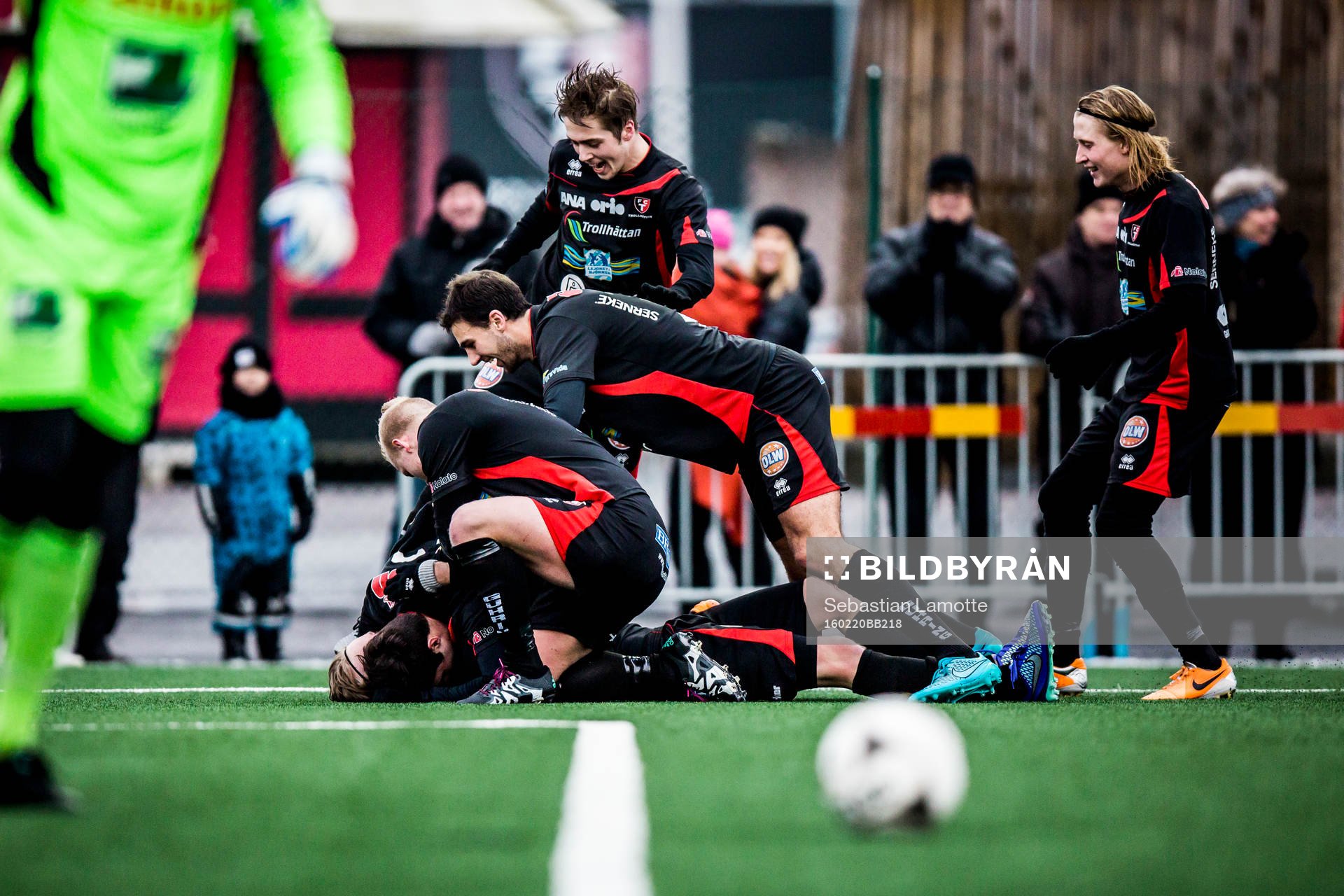 Trollhättans Fredrik Sundström har gjort 1-1 och