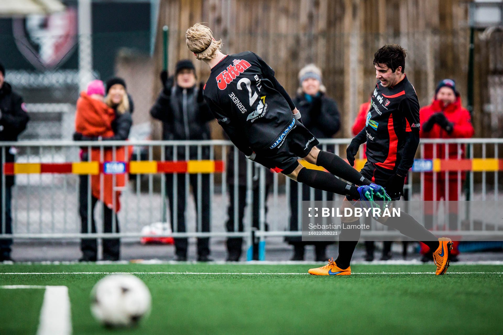 Trollhättans Fredrik Sundström (nr2) har gjort 1-1 och jublar under fotbollsmatchen i Svenska Cupen mellan Trollhättan och Gefle den 20 februari 2016 i Trollhättan.