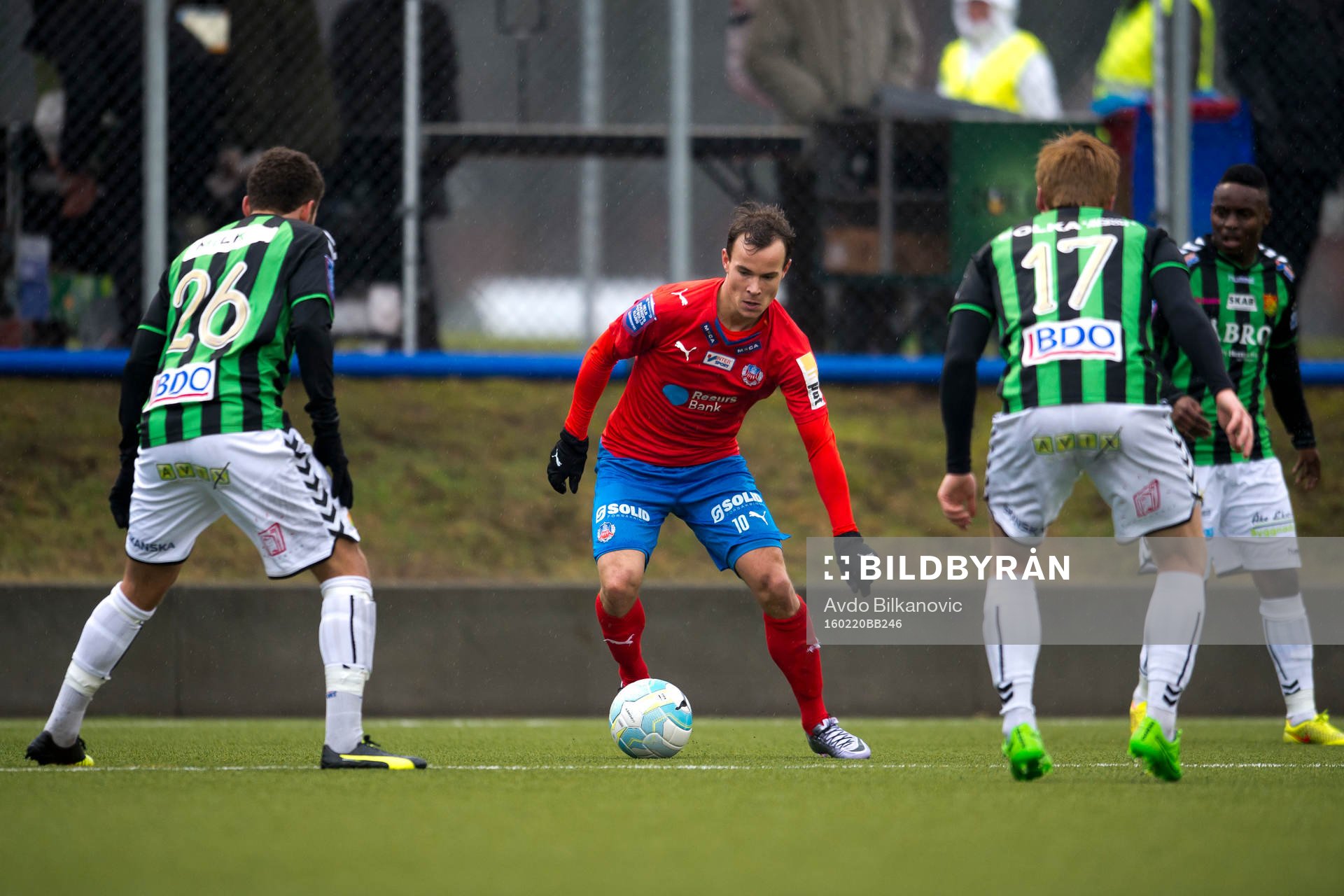 Helsingborgs Anton Wede mellan GAIS Malkolm Moenza och Dan