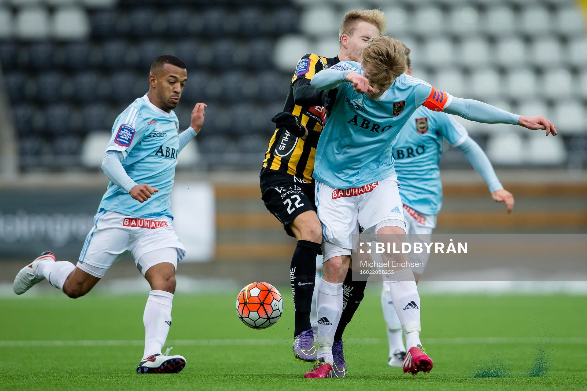 Häckens Samuel Gustafson tappar boll mot Brommapojkarnas